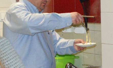 Prezes Piotr Składanowski dotrzymał słowa i za wygraną z Wisłą Kraków przyrządził pyszne spaghetti.