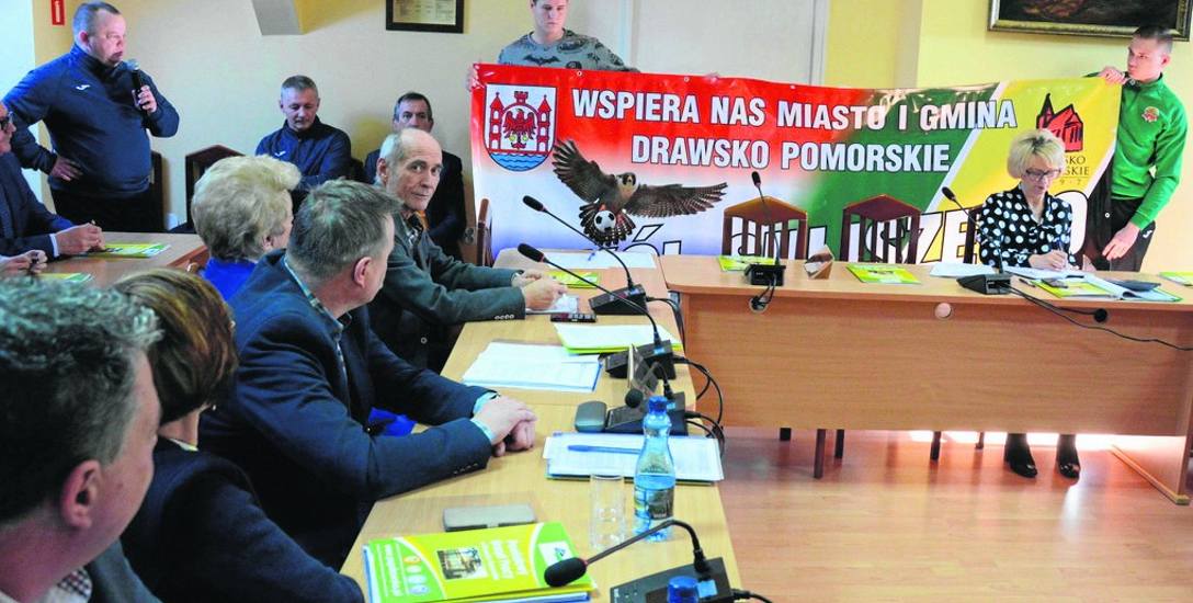 Piłkarze Sokoła Suliszewo nie kryli radości ze zwycięstwa. Podczas ostatniej sesji Rady Miejskiej zaprezentowali baner, który podczas wiosennych rozgrywek