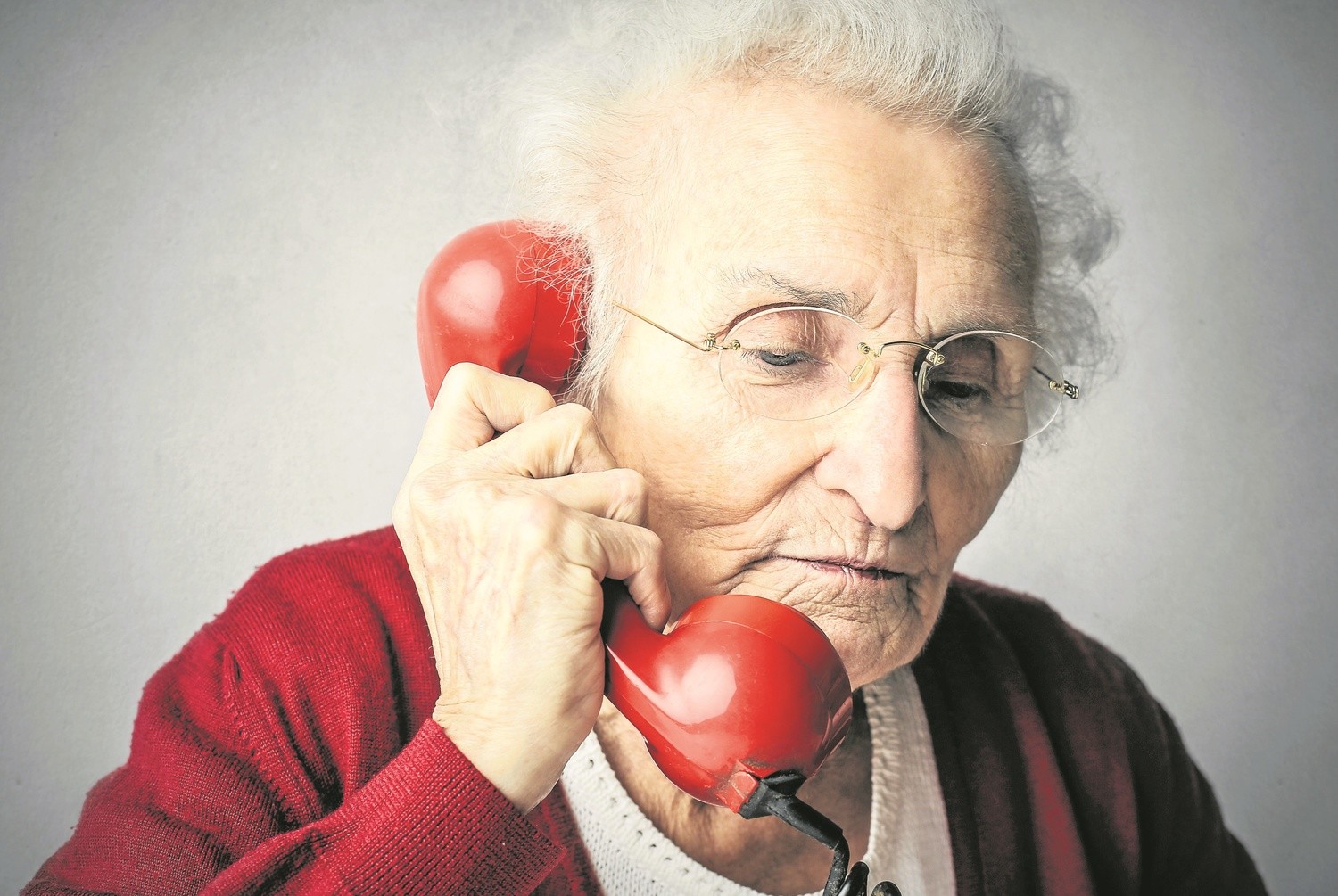 Тетет. Бабушка с телефоном. Алло бабка. Старушка звонит. Бабка звонит в скорую.