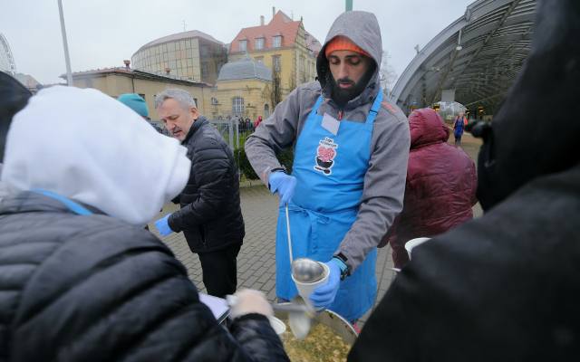 Zupa na Głównym w Poznaniu. Wyjątkowa akcja dla potrzebujących. Jak co tydzień otrzymali ciepły posiłek