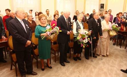Małżonkowie zaproszeni do Urzędu Stanu Cywilnego dostali specjalne medale od prezydenta Polski oraz kwiaty i pamiątkowe dyplomy.
