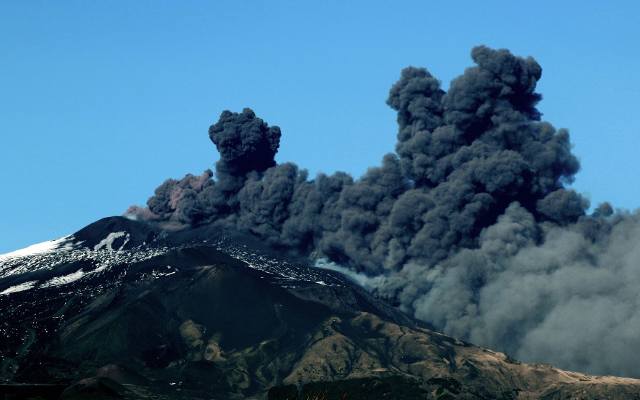 Włochy: Wulkan Etna budzi się ze snu [ZDJĘCIA, WIDEO] Niebezpieczna erupcja? Kłęby dymu i popiołu nad Sycylią, lotnisko w Katanii zamknięte