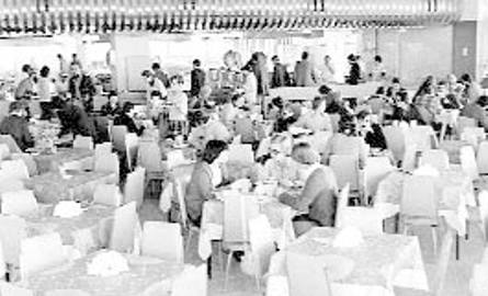 Podczas jednego posiłku zjeść obiad mogło tutaj 500 osób. Co ciekawe stołówka była tak skonstruowana, że z głównej sali widać było jak pracują kucha