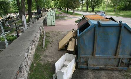 Przy kontenerze przy cmentarzu Wojsk Polskich w Kielcach wciąż zalegają odpadki.
