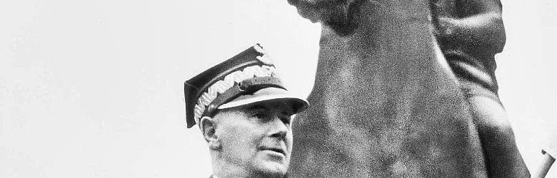 Rok 1937, plac Piłsudskiego w Warszawie. Marszałek Edward Rydz-Śmigły przemawia na tle pomnika ks. Józefa Poniatowskiego