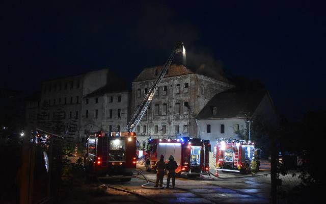 Płonie młyn Szancera w Tarnowie. W akcji duże siły straży pożarnej. To już kolejny pożar zabytkowego budynku przy Kołłątaja. Mamy zdjęcia!