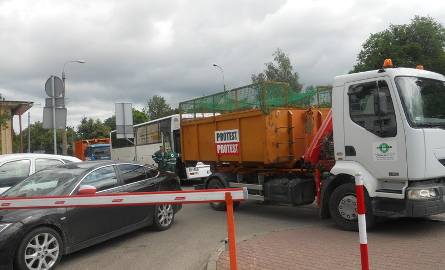 Samochody Ekoskłau przez kilka godzin blokowały wjazd na parking przed Urzędem Marszałkowskim w Toruniu.