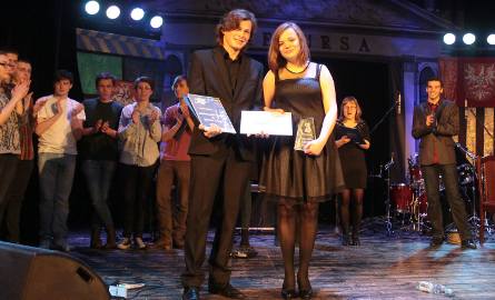 Aleksandra Rogala i Wiktor Tokarski na tle wszystkich finalistów Muzycznych Kazików 2015.
