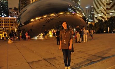 Milena Strzelczyk zachwyciła się architekturą Chicago. Na zdjęciu przed „fasolką” – znaną rzeźbą w Milenium Park