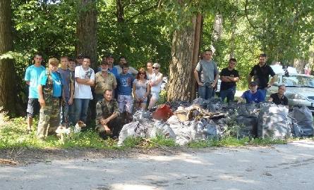 Uczestnicy akcji oczyszczalnia Mierzawy.
