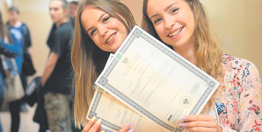 (Od lewej): Monika i Daria Kempa cieszą się z wyników egzaminów