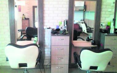 Salon fryzjerski – Salon Fryzjerski „Iwona”, Pińczów, Wolności 14 Salon fryzjerski posiada szeroką ofertę zarówno dla kobiet jak i mężczyzn. Między innymi