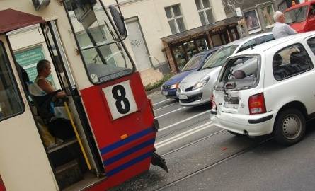 Na Krzywoustego tramwaj linii nr 8 uderzył w samochód osobowy.