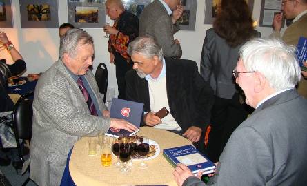 Po spotkaniu doktor Zbigniew Lechowicz (w środku) rozmawiał o swojej książce.