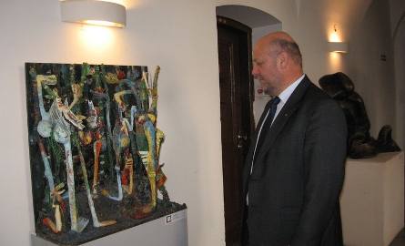 Wystawę z ciekawością ogląda Leszek Pożyczka, szef radomskiej oświaty
