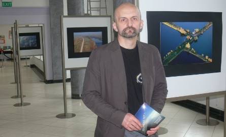Dyrektor Miejskiego Centrum Kultury Krzysztof Szczygieł przy swojej wystawie fotografii lotniczej „Szczyglaste foty”.