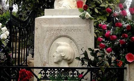 Grób Fryderyka Chopina na paryskim cmentarzu Pere-Lachaise zawsze okrywają kwiaty.