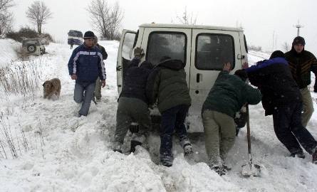 Wystarczy spora ilość śniegu i w Wilczycach pod górę w stronę Sandomierza nie można wyjechać. Nie pomagają siła silnika i ludzkich mięśni