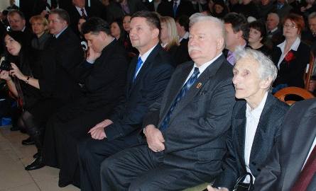 Lech Wałęsa podczas uroczystości wręczenia nagrody "Tłuchowianin Roku 2012". Z prawej Halina Kosztowna, sąsiadka Wałęsów z Popowa,