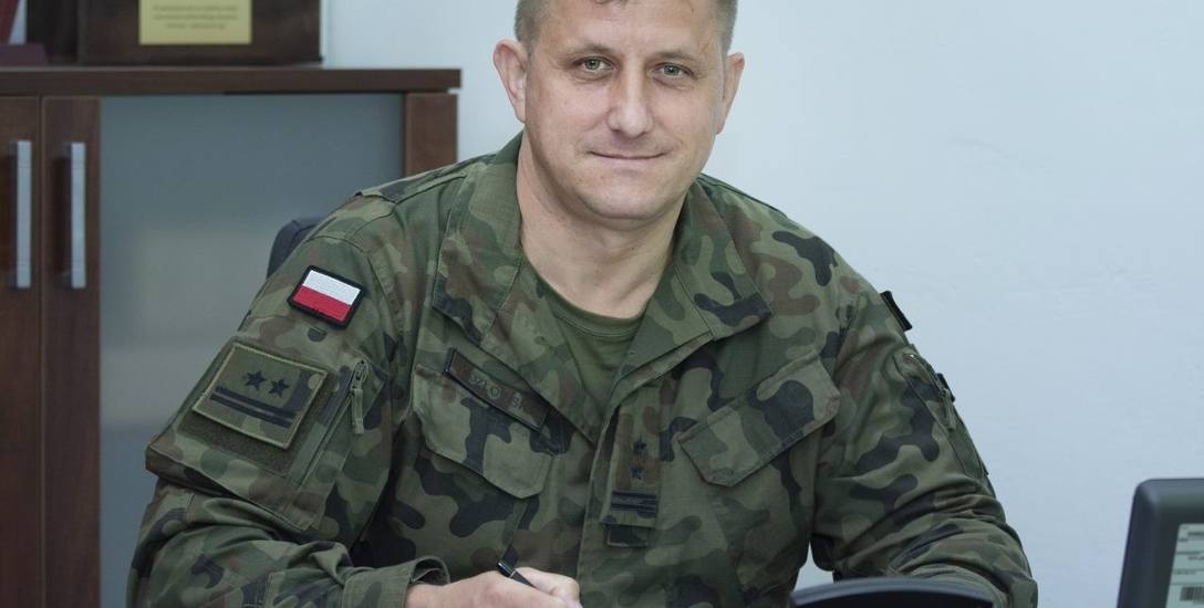 Dariusz Kozłowski swoją służbę wojskową rozpoczął w 1994 roku, jako podchorąży Wyższej Szkoły Oficerskiej Wojsk Zmechanizowanych