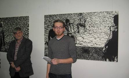 Za pomoc w zorganizowaniu wystawy dziękował kolegom z Wydziału Sztuki Szymon Piasta, kurator Galerii Pentagon