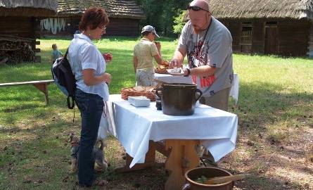 Goście chętnie częstowali się chlebem ze smalcem, zagryzając pajdy ogórkiem. Specjał serwował Grzegorz Ziółek.