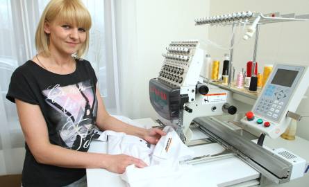 Magda wykonuje haft komputerowy, na przykład na koszulach firmowych. Tu wyszyła logo firmy KrisMar.