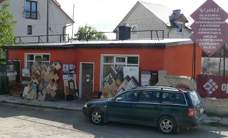 „Domex” mieści się przy ulicy Towarowej w Staszowie. Klienci oskarżają jego właścicieli o oszustwo i wyłudzenie pieniędzy.