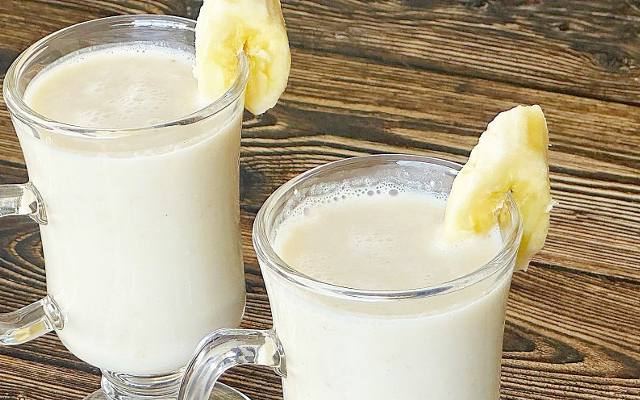 Ekspresowy koktajl bananowy z płatkami owsianymi na śniadanie. Zrobisz go bez mleka i cukru. Prosty, tani i pyszny napój na dobry dzień
