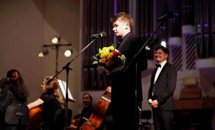 Maciej Bałenkowski otrzymał brawa i kwiaty za swoją "Sinfoniettę" zagraną w Filharmonii Krakowskiej 26 czerwca 2015 r.