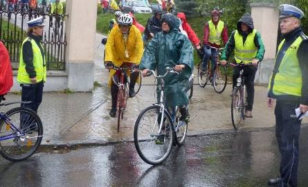 Pogoda nie odstraszyła rowerzystów. W pielgrzymce uczestniczy ponad sto osób.