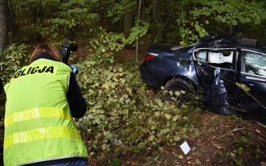Śmiertelny wypadek w Szpęgawsku. Na drodze krajowej nr 22  4.10.2018 samochód marki BMW uderzył w drzewo. Nie żyje 27-latek