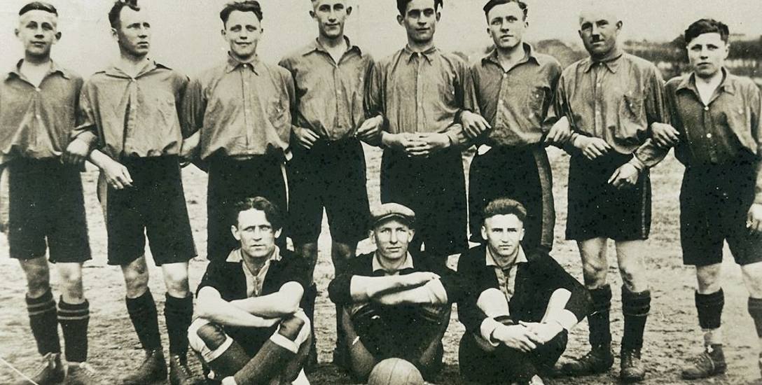 Na zdjęciu klub piłkarski SC Deichow, czyli jedna z dychowskich drużyn. Zdjęcie z 1930 roku.
