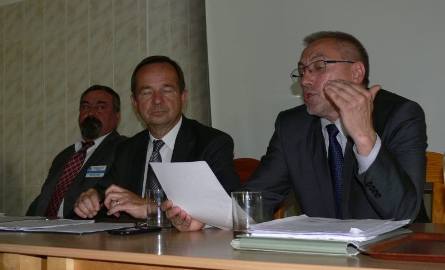 Tadeusz Pióro, członek zarządu województwa odczytał stanowisko zarządu województwa podkarpackiego, jakie skierowano do Narodowego Funduszu Zdrowia, a