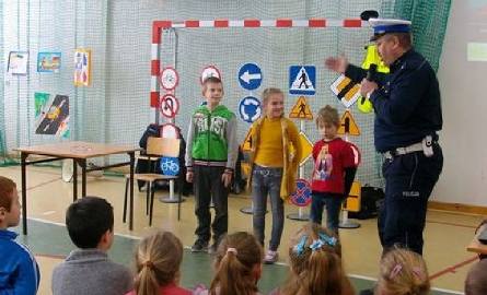 Aspirant sztabowy Tomasz Królak z Komendy Wojewódzkiej Policji w Kielcach podczas nauki i zabawy z dziećmi.