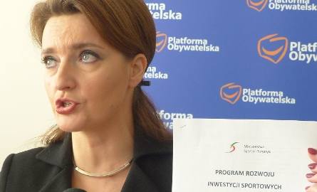 Posłanka Marzena Okła – Drewnowicz nie kryła oburzenia faktem, że gmina nie złożyła wniosku na remont stadionu do Ministerstwa Sportu.