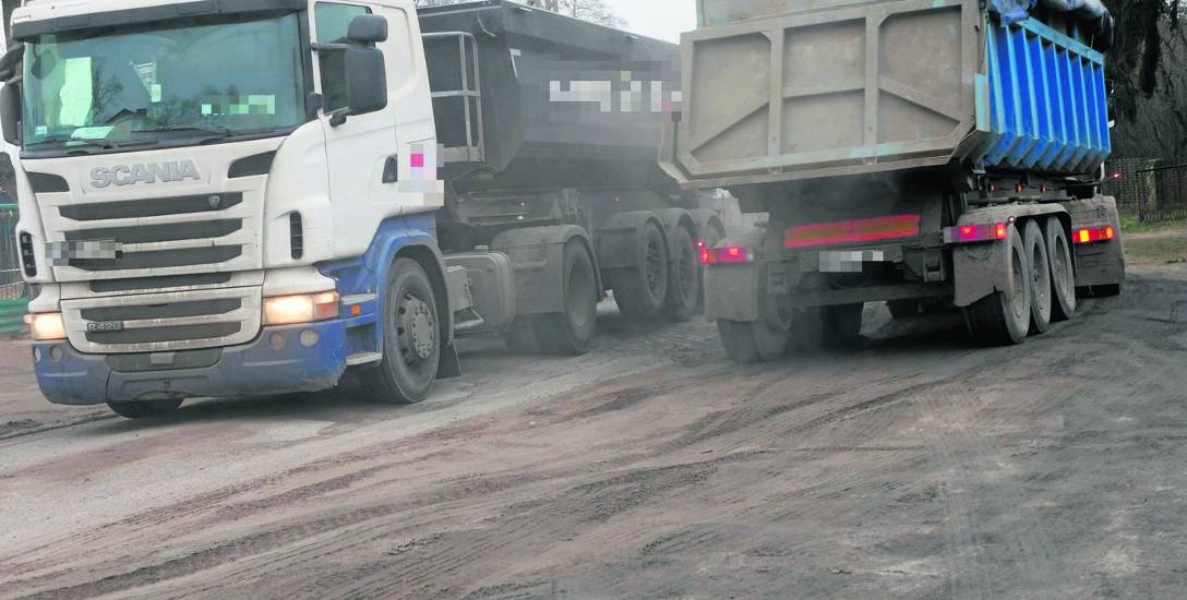 Na drodze we wsi mijają się ciężarówki - tak przez ostatnie miesiące wygląda codzienność mieszkańców Dzików