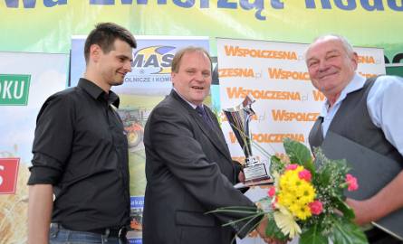 Puchar za zajęcie 5. miejsca odbiera Kazimierz Filipkowski, sołtys Karwowa (z prawej)