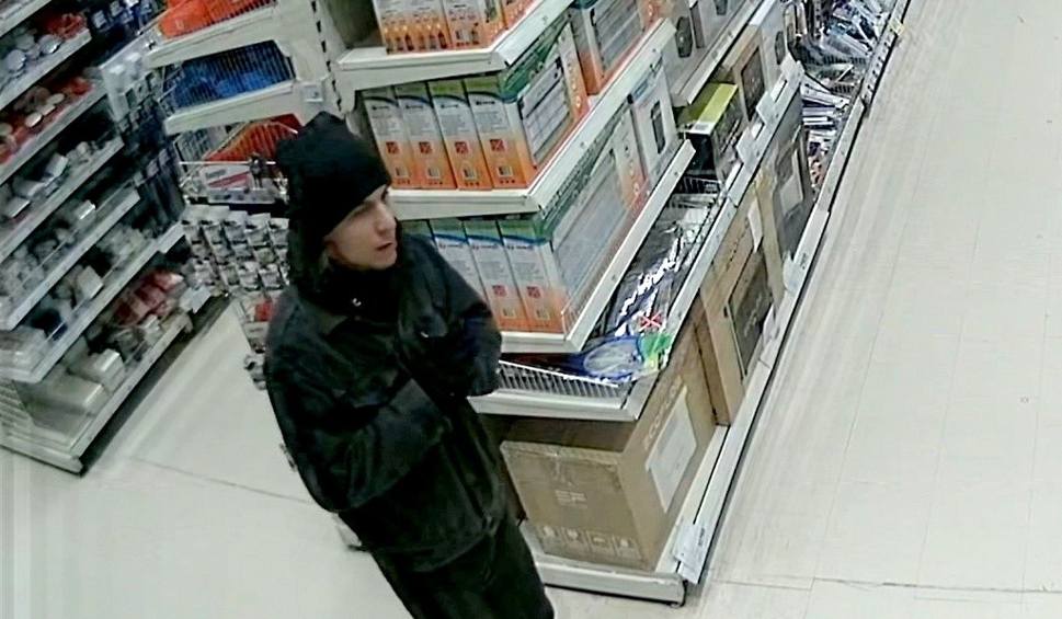 Film do artykułu: Rozpoznajesz tego mężczyznę? Jest podejrzany o kradzież sprzętu elektronicznego w Bydgoszczy