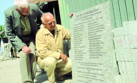 Wojciech Sobolewski i Stanisław Raczyński pokazują tablicę, którą odnowił kamieniarz. Na elewacji kamienicy przy ul. Gdańskiej 10 miała zostać zawieszona