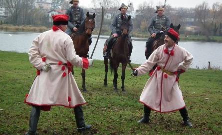 Grupa Ułanów i Kosynierów dowodzona przez Zygmunta Jacka Jamkę zademonstrowała  bardzo efektowny pokaz musztry konnej kawalerii i fechtunku.