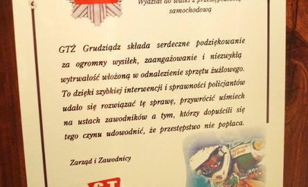 Takie podziękowanie wręczyli szefowi wydziału "samochodowego" KM Policji w Poznaniu prezesi GTŻ