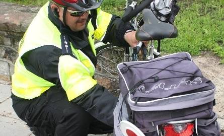 Policjant Tomasz Królak znany z akcji Pierwszaki, pokazał, jak jeździć na rowerze. Obowiązkowo w kasku!