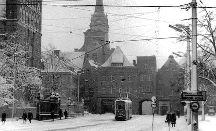 Ośnieżony tramwaj na tle zasypanego śniegiem placu Rapackiego. Tak wyglądał Toruń podczas zimy 1969-1970 roku