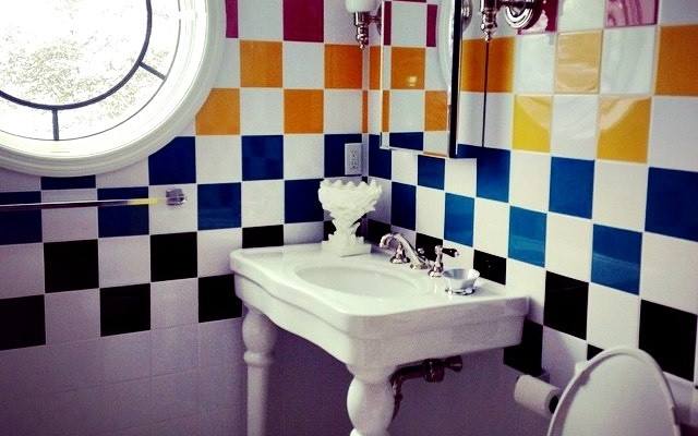 Kolorowa szachownica w łazience w stylu vintage.