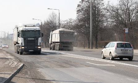 W czwartek zniszczony asfalt na ulicy Kieleckiej został sfrezowany.