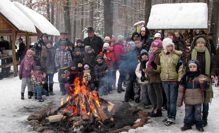 Leśnicy zaprosili sowich gości także na ognisko z pieczeniem kiełbasek.