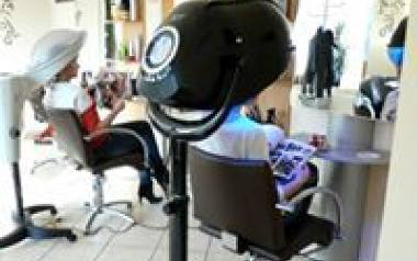 Salon fryzjerski – Salon H&E Fryzjersko-Kosmetyczny, Starachowice, Kręta 5 Salon fryzjerski istnieje od 2000 roku. Oferuje: strzyżenia, farbowania,