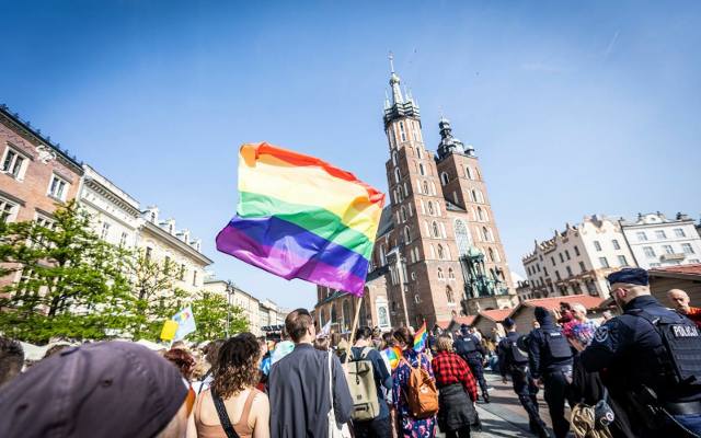Marsz Równości pod patronatem nowego prezydenta Krakowa. Tęczowa flaga na urzędzie