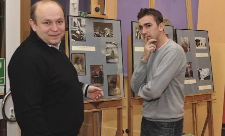 W holu Resursy wystawę prac konkursowych prezentowali Maciej Zwierzchowski (od lewej)  i Jakub Mitek